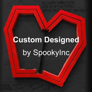 Może przedstawiać: Czerwony wz&oacute;r w kształcie serca wykonany z dw&oacute;ch ram w kształcie trumny. Wz&oacute;r znajduje się na czarnym tle i zawiera tekst "Custom Designed by SpookyInc" w kolorze białym. Tekst "KNIFE TYPE - 2PT CB .918 CREASE TYPE - 3PT .912" jest r&oacute;wnież widoczny w kolorze białym.