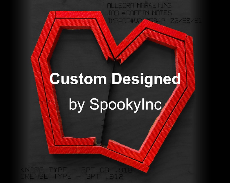 Może przedstawiać: Czerwony wz&oacute;r w kształcie serca wykonany z dw&oacute;ch ram w kształcie trumny. Wz&oacute;r znajduje się na czarnym tle i zawiera tekst "Custom Designed by SpookyInc" w kolorze białym. Tekst "KNIFE TYPE - 2PT CB .918 CREASE TYPE - 3PT .912" jest r&oacute;wnież widoczny w kolorze białym.