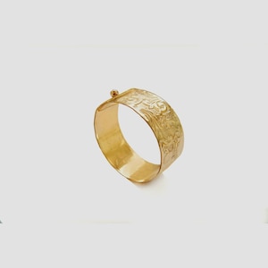 Peut inclure: Ensemble de trois bols en céramique gigognes bleus, verts et blancs. Les bols présentent un glaçage moucheté et un design simple et moderne. Le plus grand bol mesure environ 15 cm de diamètre.