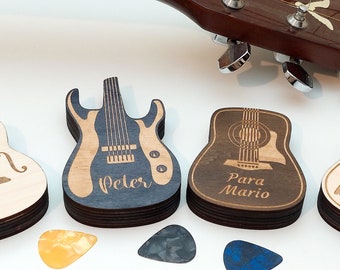 Caja de madera en forma de guitarra con mensaje personalizado para guardar las puas