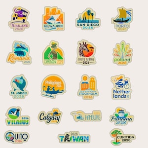 Könnte beinhalten: Eine Sammlung farbenfroher Reiseaufkleber, die jeweils eine andere Stadt oder ein anderes Land und das Jahr 2026 zeigen. Die Designs umfassen Wahrzeichen, Tiere und kulturelle Symbole, wie einen Tuk-Tuk für Thailand und eine Giraffe für Südafrika.