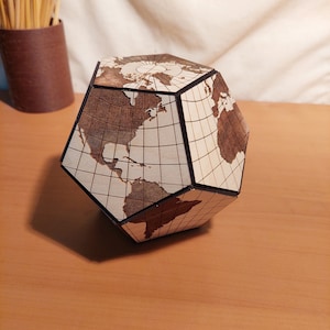 Carte du monde 3D en bois sous forme de dodécaèdre