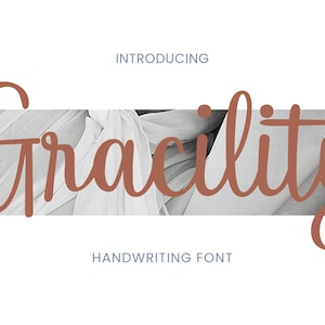 Puede incluir: Presentación de Gracilty, una fuente de escritura a mano con un estilo fluido y elegante. La fuente se muestra en un color marrón cálido sobre un fondo blanco.