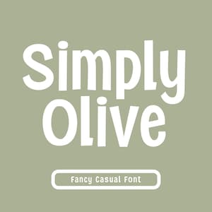 Puede incluir: Gráfico digital con las palabras "Simply Olive" en una fuente en negrita, blanca y redondeada. Debajo del texto hay un rectángulo blanco con las palabras "Fancy Casual Font" en una fuente más pequeña. El fondo es de color verde oliva apagado.