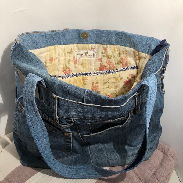 Grand Sac en jean bleu à ANSES jeans, portés épaules avec doublure en tissu écru aux motifs fleurs roses