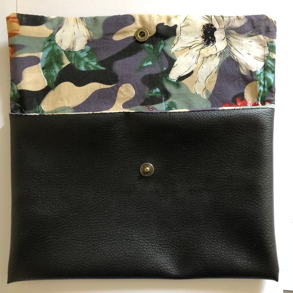 Pochette simili cuir noir et tissu motif à fleurs