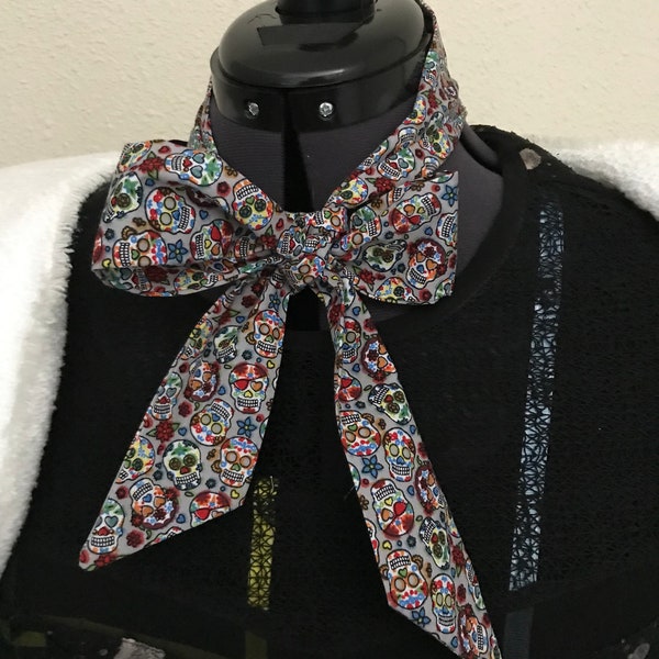 Long Foulard fin à cheveux, motif calaveras multicolore fond gris, cravate lavallière  ceinture