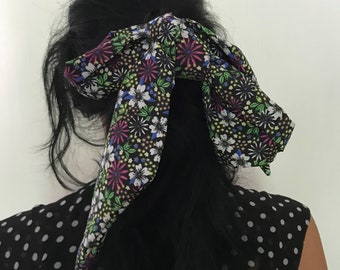 Long Foulard large à cheveux, motifs Fleurs fond noir, cravate