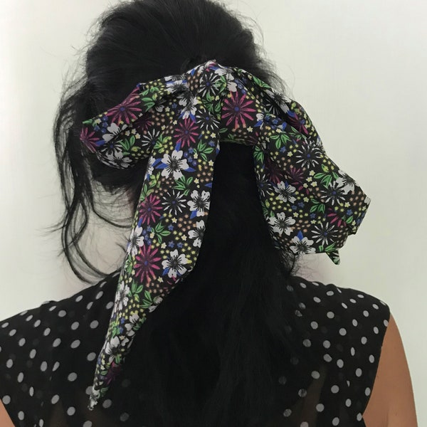 Long Foulard large à cheveux, motifs Fleurs fond noir, cravate