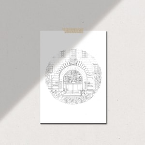 K&ouml;nnte beinhalten: Schwarz-wei&szlig;-Zeichnung eines alten Geb&auml;udes mit einem Bogenportal und einem Schild mit der Aufschrift "Old Building". Das Geb&auml;ude ist von Laub umgeben.