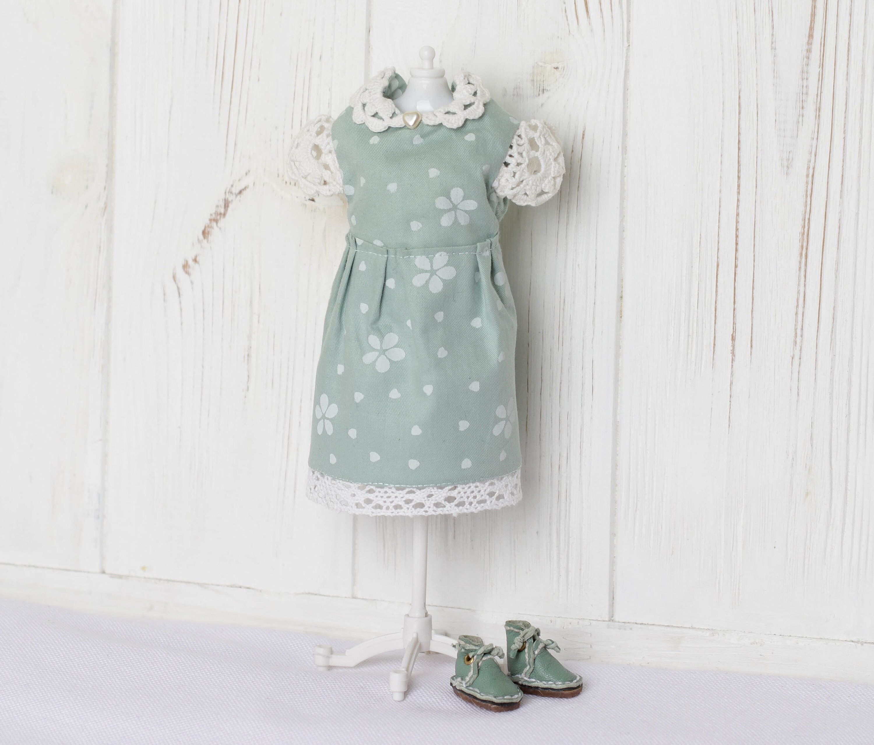 Blythe mint outfit, mint dress for Blythe with small white flowers patterns