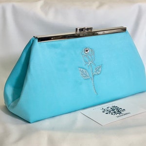 Bolso de noche tipo clutch color turquesa aguamarina, rosa bordada, cuentas de diamantes de imitación, marco de latón antiguo o níquel plateado, opción de correa de cadena