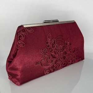 花嫁/花婿の母のためのバーガンディクラッチイブニングバッグ：刺繍入りスパンコールレース付きウェディングバッグ、シルバーフレーム、チェーンオプション