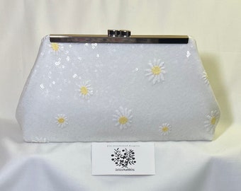 Pochette da sera da sposa con margherite ricamate in paillettes bianche - cornice argento