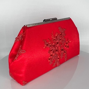 レッドシルバーサテンイブニングクラッチ：スパンコール刺繍メッシュオーバーレイ、シルバーニッケルフレーム
