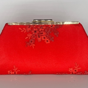 レッドサテンのイブニングクラッチ：スパンコールの花柄刺繍、ゴールドフレーム