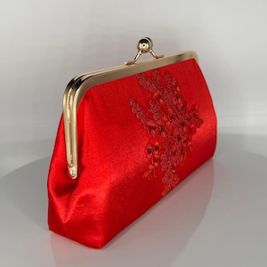 レッドゴールドサテンのイブニングクラッチ：スパンコール刺繍のコード付きレースアップリケ、ライトゴールドのフレーム、オプションのストラップ