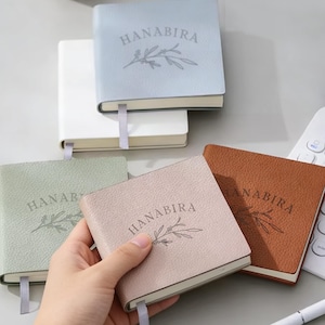 パーソナライズされたポケットトラベルジャーナル、カスタムミニジャーナル、旅行者向けのカスタムギフト、刻印入りポケットノート、ビーガンギフト、誕生日ギフト