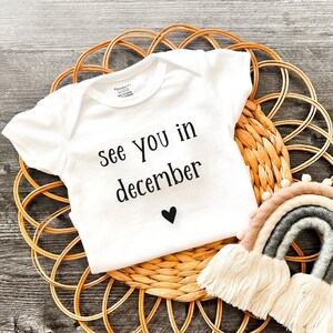 Wir sehen uns im Dezember Babybody®, Schwangerschaftsankündigung, Ehemann-Enthüllung, Schwangerschafts-Enthüllung, Sommer-Schwangerschafts-Enthüllung, Großeltern-Enthüllung, Dezember