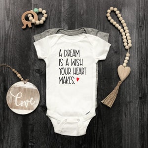 Un sueño es un deseo Onesie®, Un sueño es un deseo que tu corazón pide, Mono mágico para bebé®, Camisa clásica para bebé, Mono inspirado en Cenicienta®