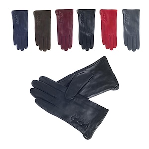 Op de afbeelding: Assortiment van leren handschoenen in verschillende kleuren, waaronder marineblauw, bruin, bordeauxrood, zwart en grijs. De handschoenen hebben een knoopdetail op de pols.