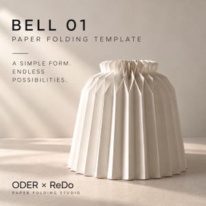 Könnte beinhalten: Eine weiße Papierfaltvorlage in Glockenform mit vertikalen Falten. Der Text lautet: BELL 01 PAPER FOLDING TEMPLATE, A SIMPLE FORM. ENDLESS POSSIBILITIES., und ODER x ReDo PAPER FOLDING STUDIO. Das Objekt hat eine breite Basis und eine schmale Oberseite.