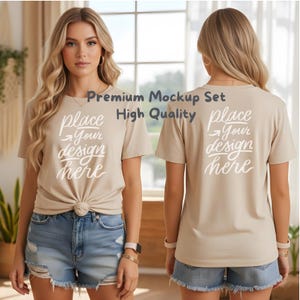 Peut inclure: T-shirt beige avec l'inscription blanche "place your design here". Le t-shirt est noué à la taille et porté avec un short en jean. Les mots "Premium Mockup Set High Quality" sont également visibles.