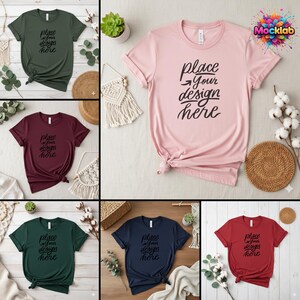 Peut inclure: Plusieurs t-shirts à manches courtes de couleurs variées, dont vert, bordeaux, marine et rouge. Chaque t-shirt porte l'inscription "place your design here" dans un style manuscrit. Les t-shirts sont présentés avec des éléments décoratifs.