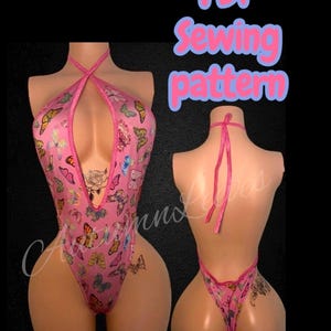 Könnte beinhalten: Rosafarbener Badeanzug im Neckholder-Stil mit Schmetterlingsmuster. Der Badeanzug hat einen tiefen Ausschnitt und einen String-Rücken. Der Text "PDF Sewing pattern" wird oben rechts angezeigt.