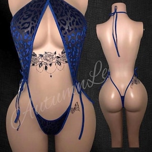 Può includere: Un body blu con stampa leopardata e design a collo alto. La lingerie presenta un davanti scollato e un retro a perizoma. L'indumento è esposto su un manichino, mostrando i dettagli intricati e la vestibilità.