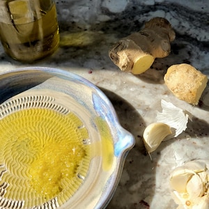 Knoblauchreibe Nordsee Keramikschale mit Ausguss, Kräuteröffnung & scharfer Reibefläche, Steinzeug handgemacht