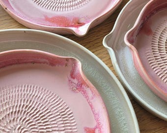 Keramikreibe Knoblauchreibe Bloom Keramikschale mit Ausguss, Kräuteröffnung & scharfer Reibefläche, Steinzeug handgemacht