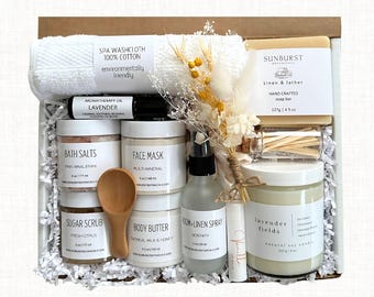 Può includere: Un set regalo spa in una scatola, con un asciugamano bianco, olio per aromaterapia, sali da bagno, maschera per il viso, scrub allo zucchero, burro per il corpo, spray per ambienti e biancheria, una saponetta, una candela e un balsamo per le labbra.