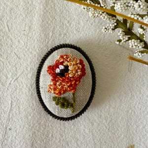 Hand-Embroidered French Knot Flower Brooch – Oval Linen Pin with Vintage Bronze Base – Unique Gift – Colorful Floral Accessory