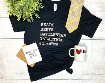 LA CAMICIA UFFICIO - Orsi. Barbabietole. Battlestar Galactica. Dwight Schrute Ufficio Citazione T-shirt
