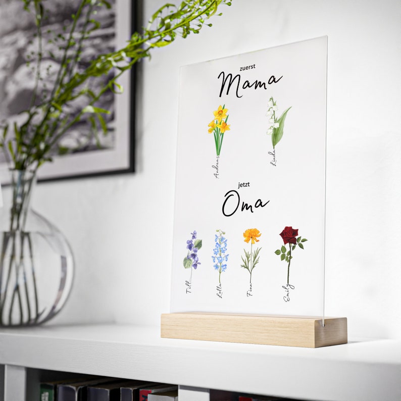 personalisiertes Geschenk auf Acrylglas mit Aufsteller aus Holz Blume Geburtsmonat Mama, Oma, Kinder, Enkelkinder Bild 1