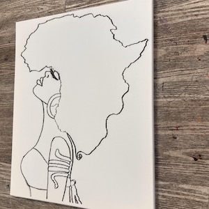K&ouml;nnte beinhalten: Linienzeichnung einer Frau mit einer Afro-Frisur, die die Form des afrikanischen Kontinents hat. Die Frau tr&auml;gt eine Halskette und ein Armband mit geometrischem Muster.
