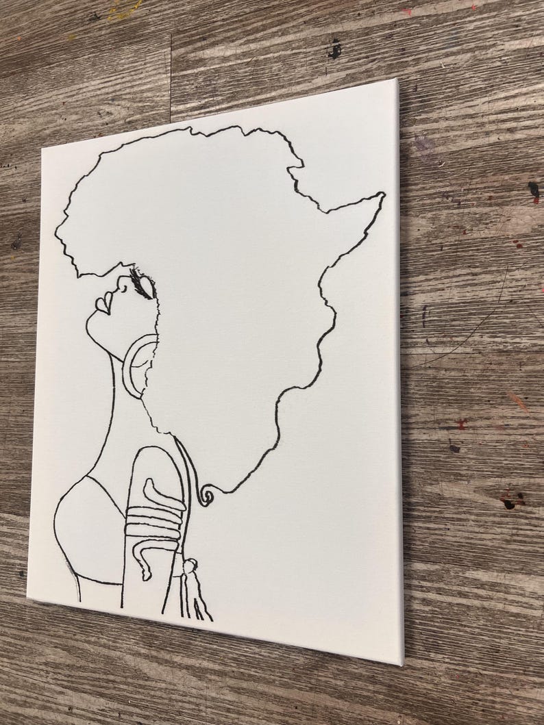 K&ouml;nnte beinhalten: Linienzeichnung einer Frau mit einer Afro-Frisur, die die Form des afrikanischen Kontinents hat. Die Frau tr&auml;gt eine Halskette und ein Armband mit geometrischem Muster.