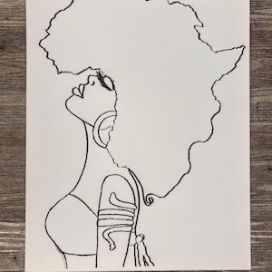 K&ouml;nnte beinhalten: Linienzeichnung einer Frau mit einer Afro-Frisur, die die Form des afrikanischen Kontinents hat. Die Frau tr&auml;gt ein schlichtes Oberteil und hat ein detailliertes Design auf ihrem Arm.