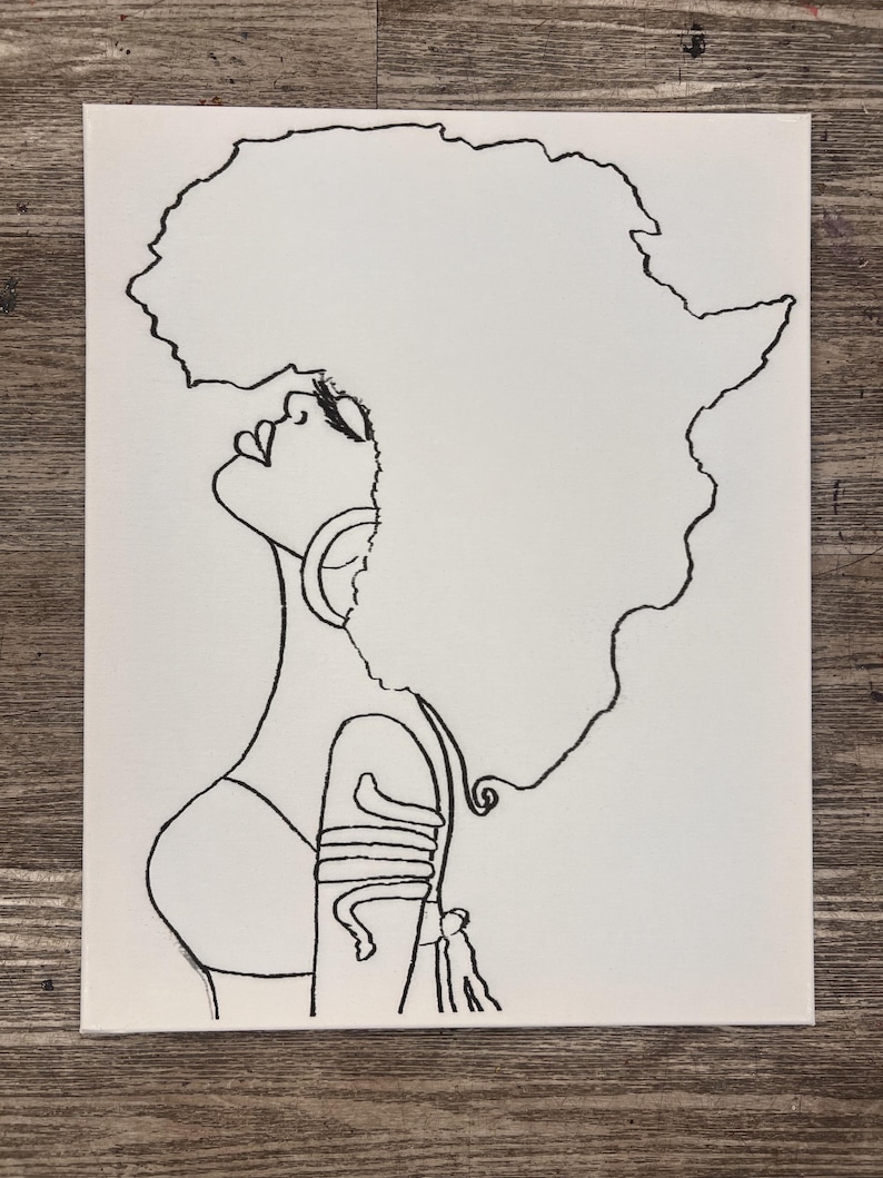 K&ouml;nnte beinhalten: Linienzeichnung einer Frau mit einer Afro-Frisur, die die Form des afrikanischen Kontinents hat. Die Frau tr&auml;gt ein schlichtes Oberteil und hat ein detailliertes Design auf ihrem Arm.