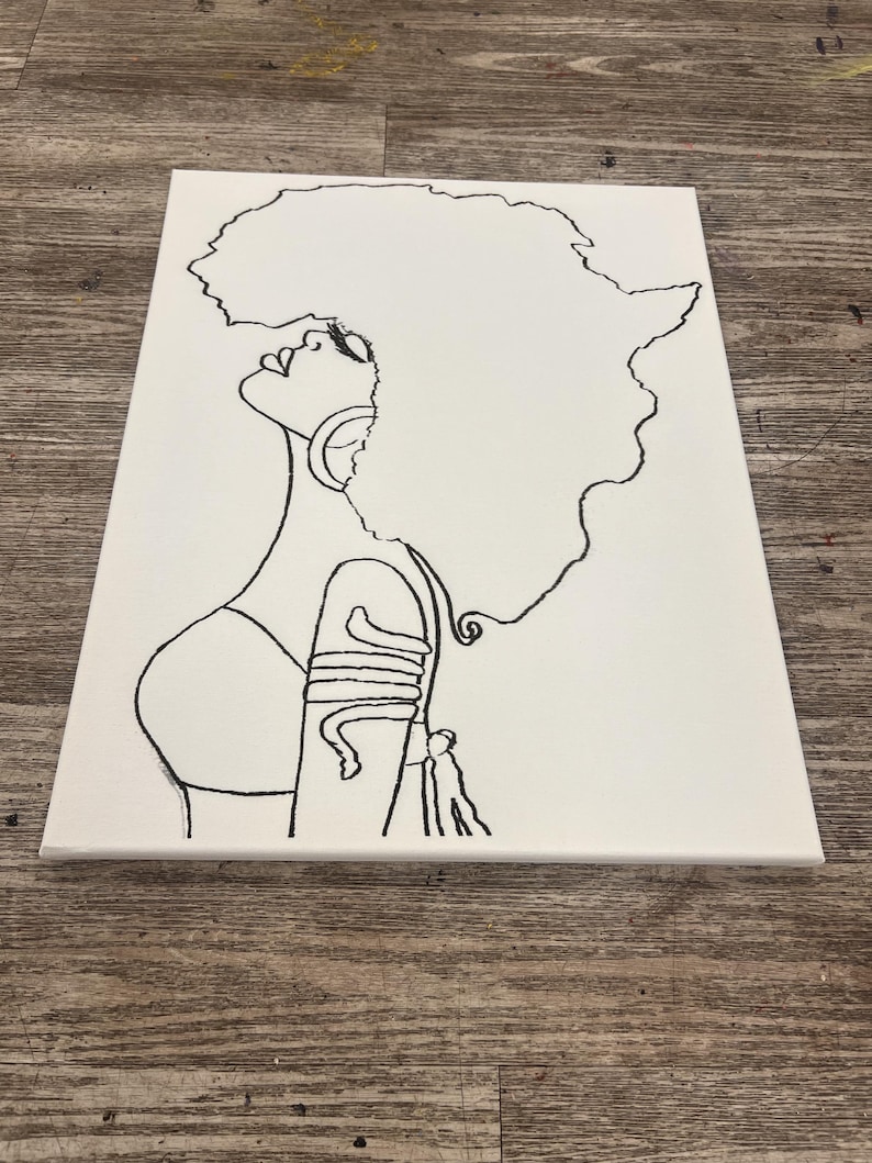 K&ouml;nnte beinhalten: Linienzeichnung einer Frau mit Afrofrisur, die eine Halskette und ein Armband tr&auml;gt. Die Zeichnung ist in Schwarzwei&szlig; auf einer wei&szlig;en Leinwand.