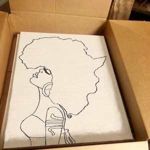K&ouml;nnte beinhalten: Eine Schwarz-Wei&szlig;-Zeichnung einer Frau mit Afro-Frisur. Die Frau tr&auml;gt ein schlichtes Oberteil und hat ein detailliertes Design auf ihrem Arm. Die Zeichnung befindet sich auf einer wei&szlig;en Leinwand.