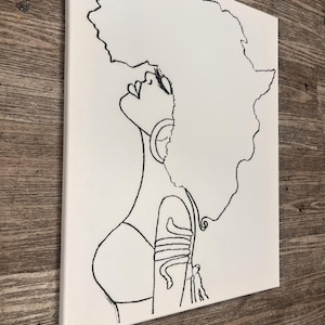 K&ouml;nnte beinhalten: Linienzeichnung eines Frauenportr&auml;ts mit Afrofrisur. Die Frau tr&auml;gt ein schlichtes Oberteil und ein Armband am Arm. Das Bild ist in Schwarzwei&szlig; auf einer wei&szlig;en Leinwand gemalt.
