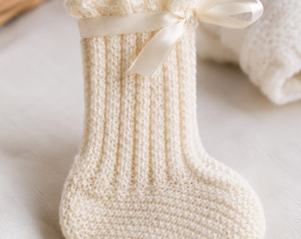 Vintage Baby Socks Crochet Pattern – Ribbed Cuff, Bow Detail (Newborn-3 Months)
