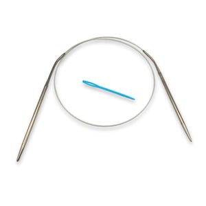 Könnte beinhalten: Eine silberne Rundstricknadel mit einer blauen Plastiknadel zum Verbinden von Garnenden.