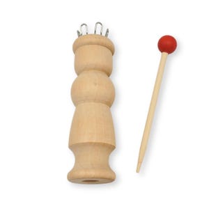Könnte beinhalten: Ein hölzerner Strickrahmen mit einer roten Knopfnadel. Der Rahmen hat vier Metallhaken oben und eine abgerundete Basis.