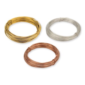 Puede incluir: Tres carretes de alambre artesanal en colores oro, plata y cobre. El alambre está enrollado en espirales circulares, listo para la fabricación de joyas u otros proyectos de artesanía. El alambre dorado tiene un acabado brillante.