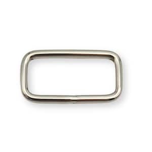 Könnte beinhalten: Ein rechteckiger Ring aus silbernem Metall, auch bekannt als D-Ring, ist ein Hardware-Komponente, die zum Befestigen von Riemen, Ketten oder anderem Zubehör verwendet wird.