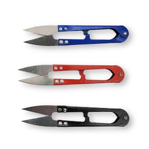 Può includere: Tre tronchesini per filo con lame argentate e manici colorati. I manici sono blu, rossi e neri. I tronchesini sono progettati per tagliare fili e piccoli materiali. Le lame sono affilate e appuntite.