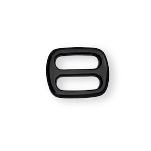 Puede incluir: Hebilla deslizante de plástico negro con dos agujeros.